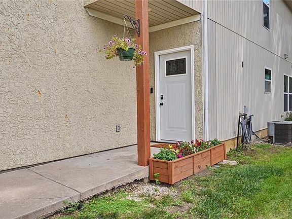 3rd image of 800 Woodson Ct