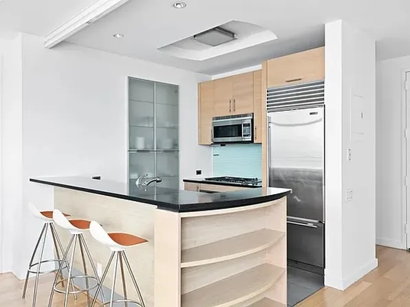 325 Fifth Avenue image 2 of 14