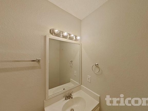 3rd image of 4931 Darrow Ln