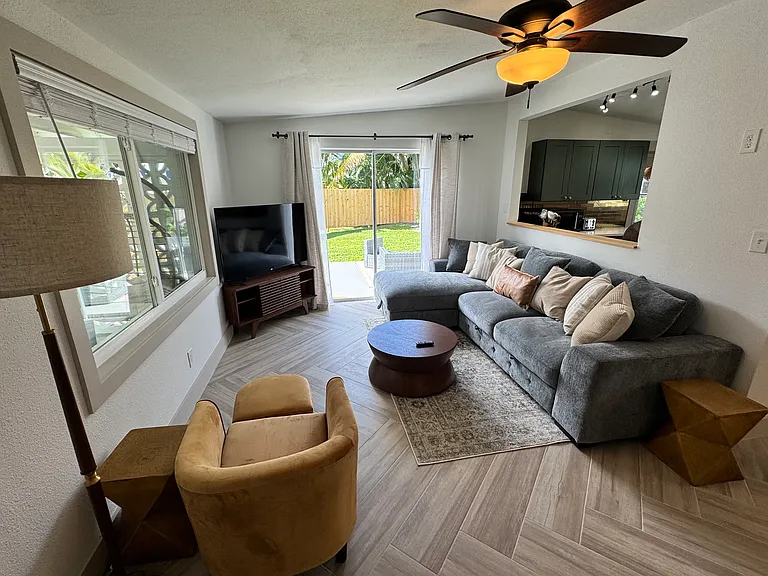 Barbizon Ln — Photo 2