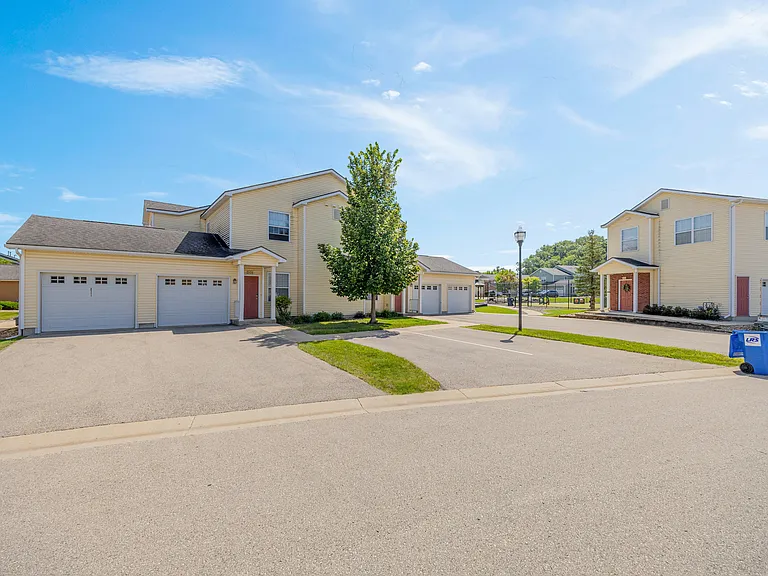 Cascade Shores Townhomes + Flats — Photo 28