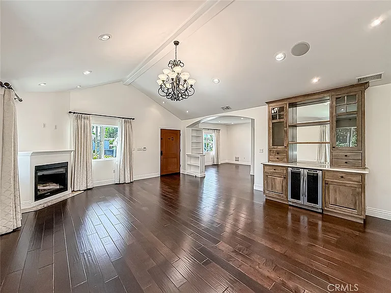 5960 Balcom Ave — Photo 7