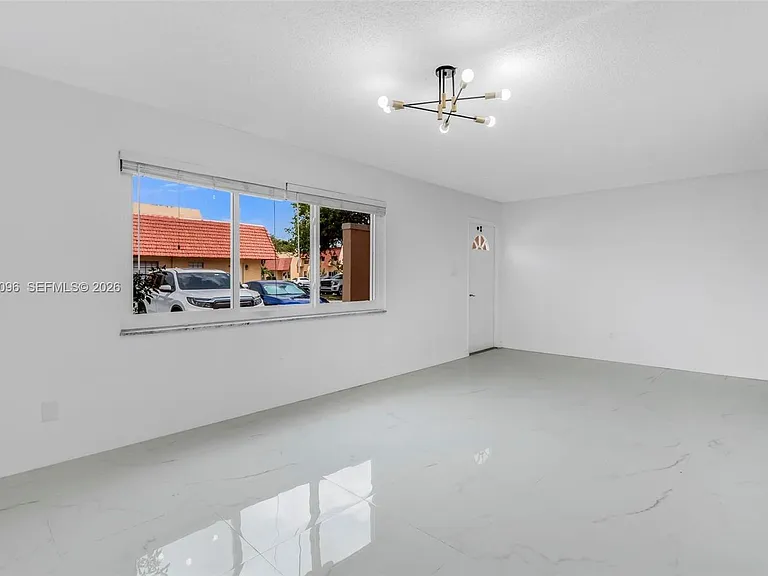 22 Canterbury Ln #22 — Photo 4