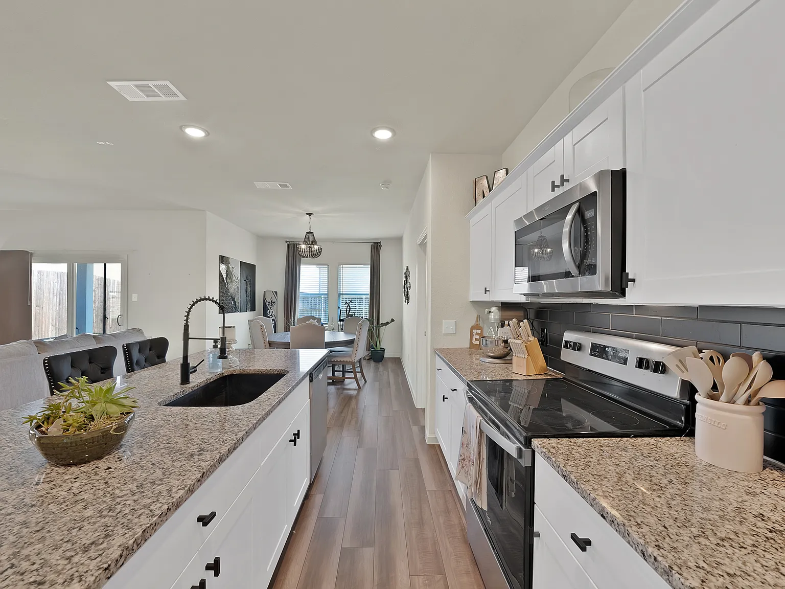 4 bed, 1802 sqft, $2,400 — Photo 4