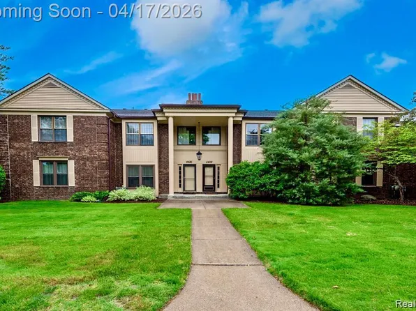 4426 Knightsbridge Ln, West Bloomfield, MI 48323