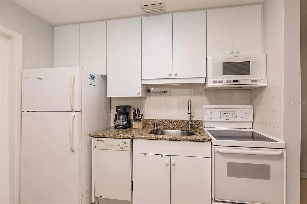 2 bed, 2.0 bath, 900 sqft, $8,970 — Photo 4