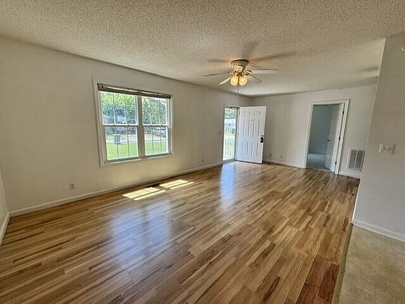 4th image of 309 W Oak St