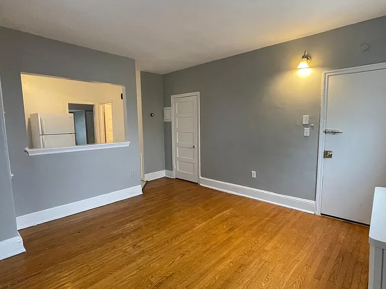 Third floor 1 BD 1 BA for $900/mo