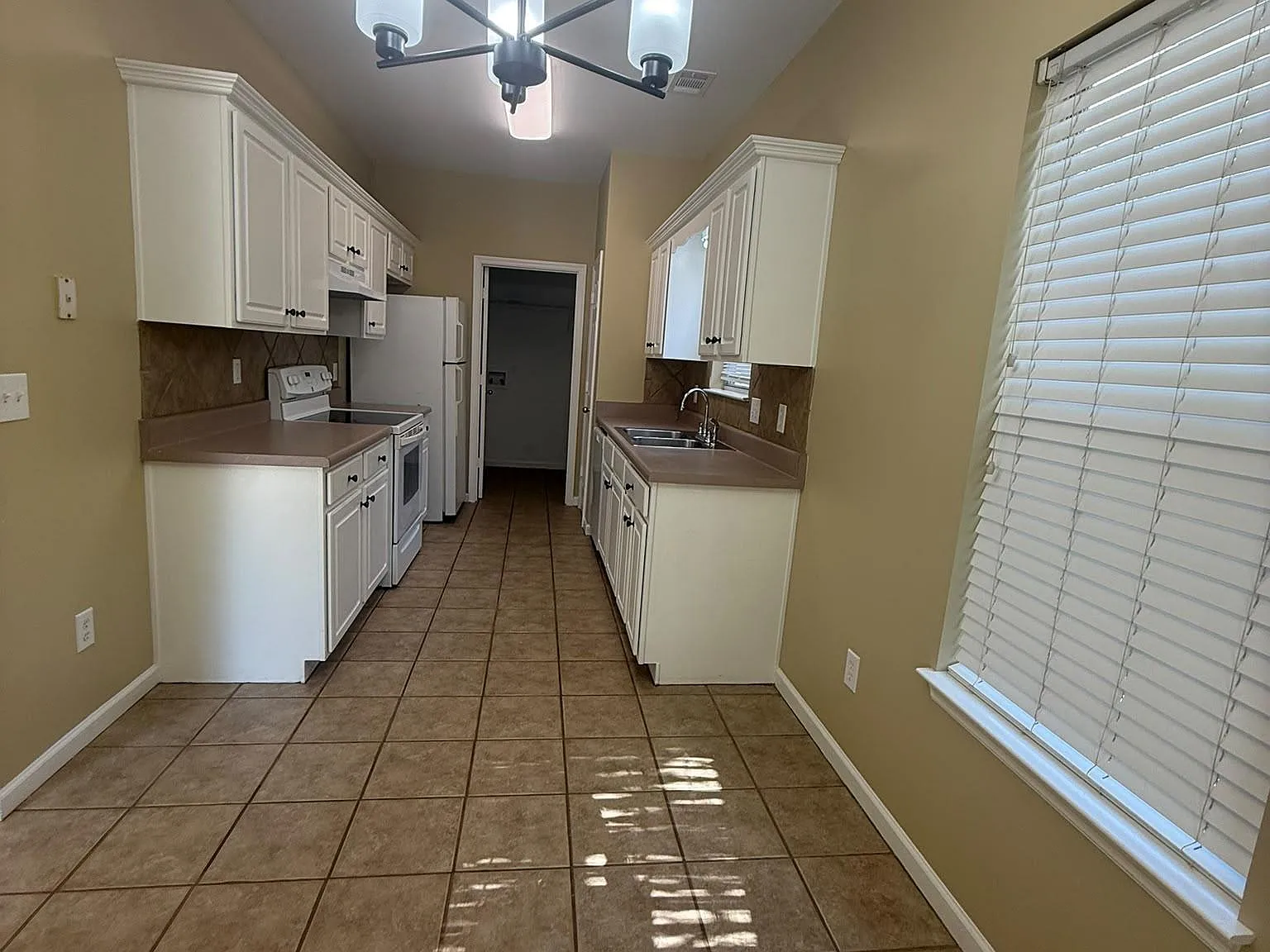 3 bed, 2.0 bath, $1,800 — Photo 4