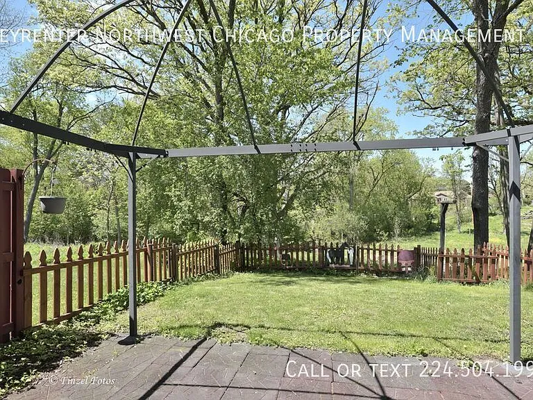 1212 Stratford Ln — Photo 14