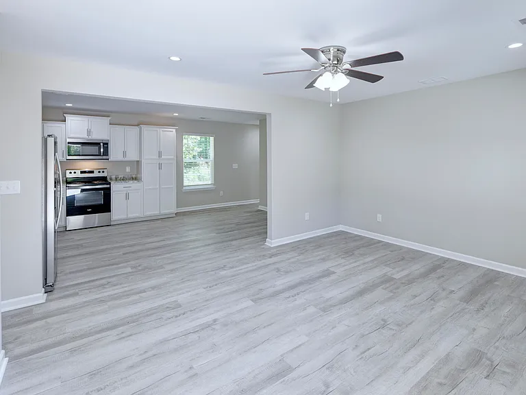 207 Woodlawn St — Photo 13