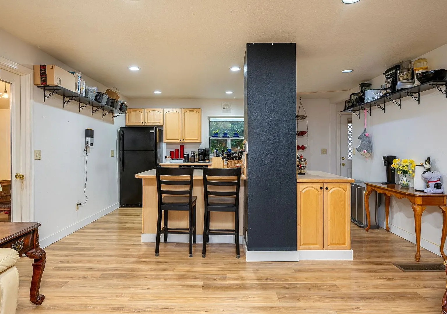 Spacious 4-Bedroom Home with Fenced Yard & A/C SE Portland — Photo 2