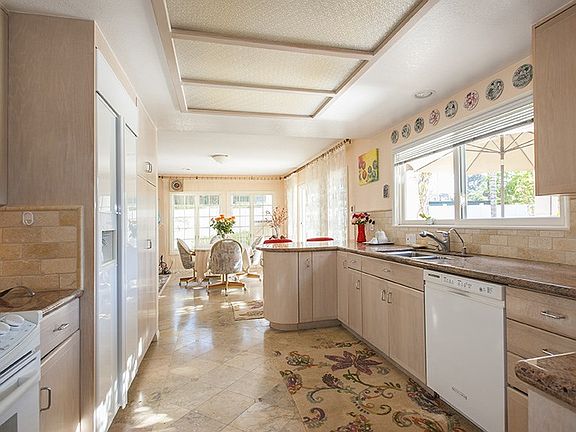 4th image of 2221 Saint James Dr