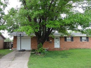 617 SW 14th St, Moore, OK 73160