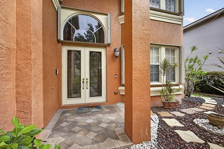 6 bed, 3974 sqft, $6,300 — Photo 3