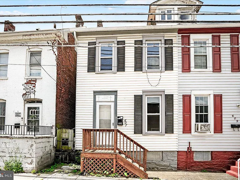 607 Salem Ave — Photo 1