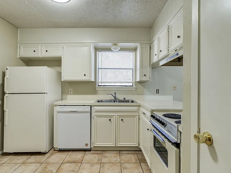 Albany Ridge Apartments Comfortable Living in West Lubbock — Photo 11