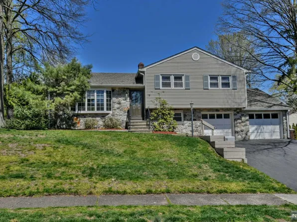 18 Pine Dr, Park Ridge, NJ 07656