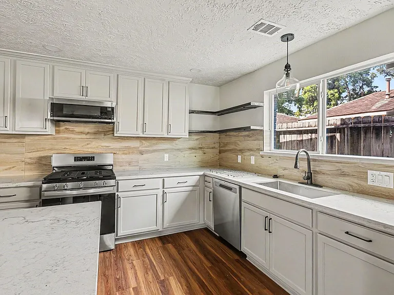 2430 Summer Spring Dr — Photo 9
