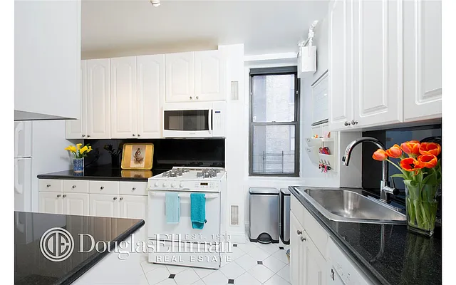 Sold by Douglas Elliman | media 19