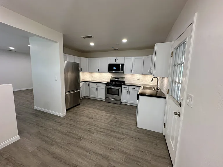 13239 Idyl Dr — Photo 2