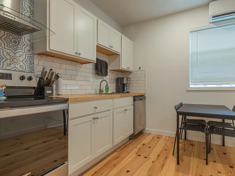 9 America St #2R — Photo 3