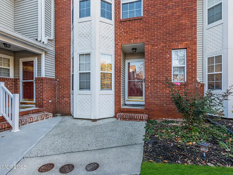 31 Lexington Ct — Photo 3