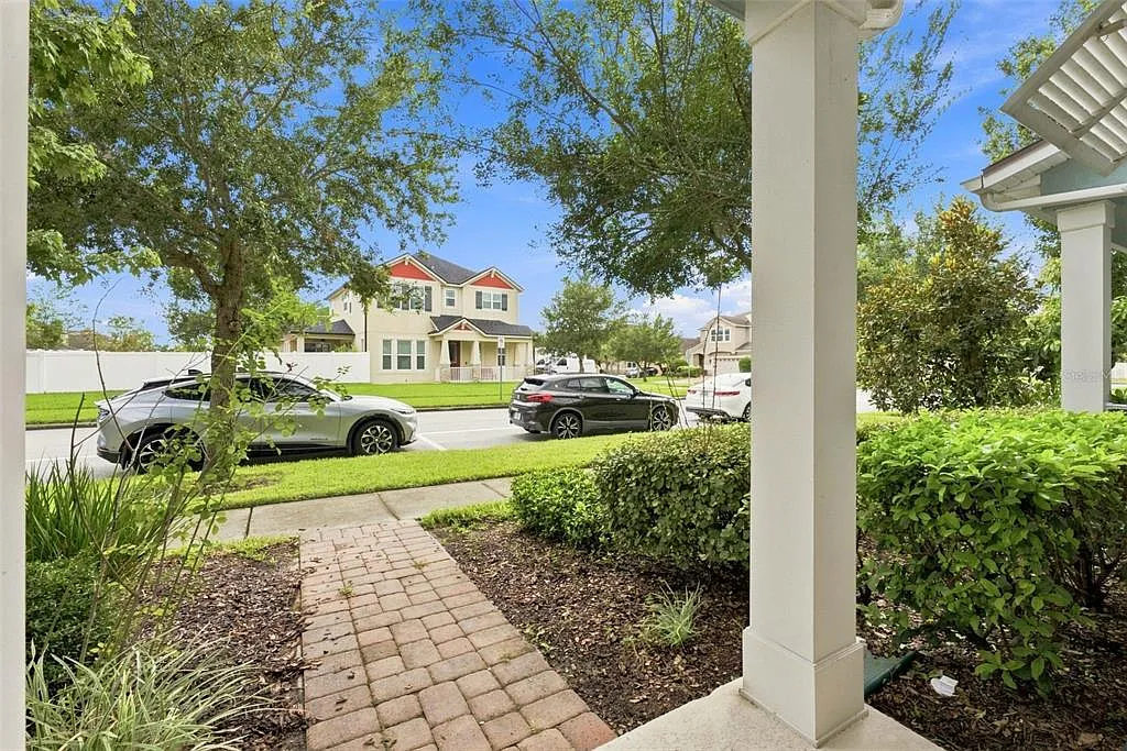 3 bed, 2.5 bath, 1603 sqft, $2,400 — Photo 2