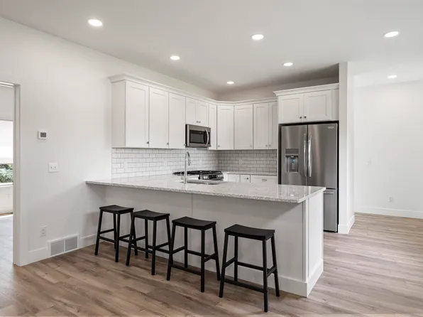 202 W Carpenter St, Charlevoix, MI 49720