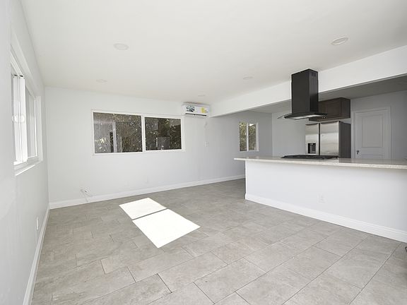 LARGE LIVING ROOM