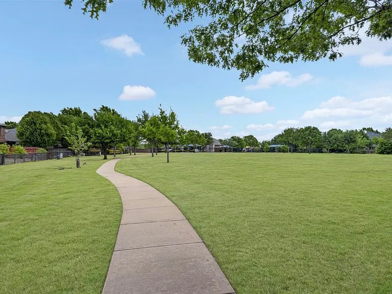 1369 Royal Oaks Dr — Photo 18