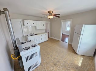  136 3rd Ave 3rdFlr 2B/1B FreshPaint Hardwoods PetsOK Laundry Balcony!, Woonsocket, RI 02895