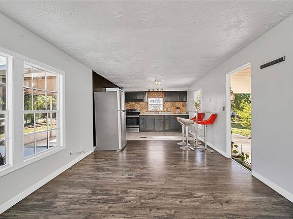 5th image of 12037 Lakeview Dr