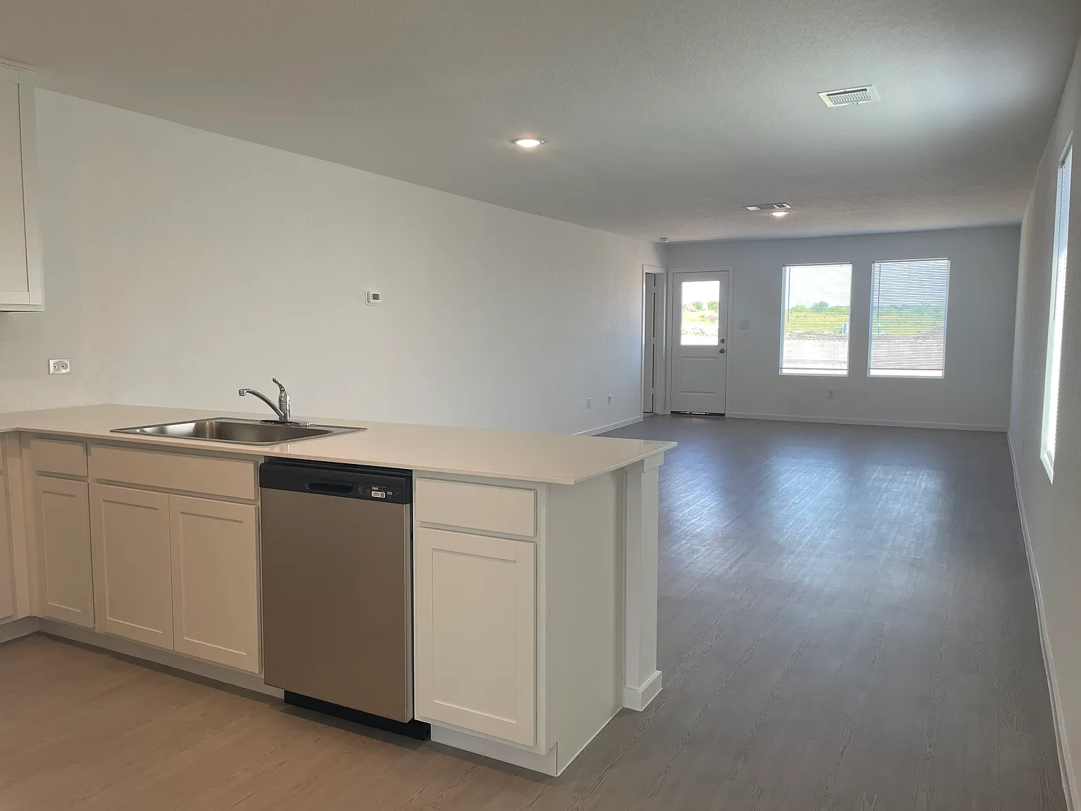 3 bed, 1354 sqft, $1,999 — Photo 2