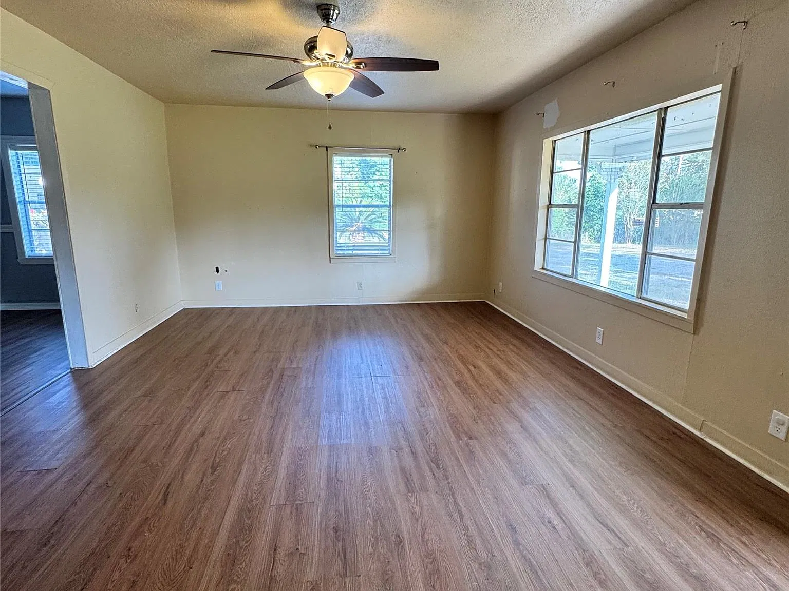 3 bed, 1.0 bath, 1408 sqft, $1,600 — Photo 4