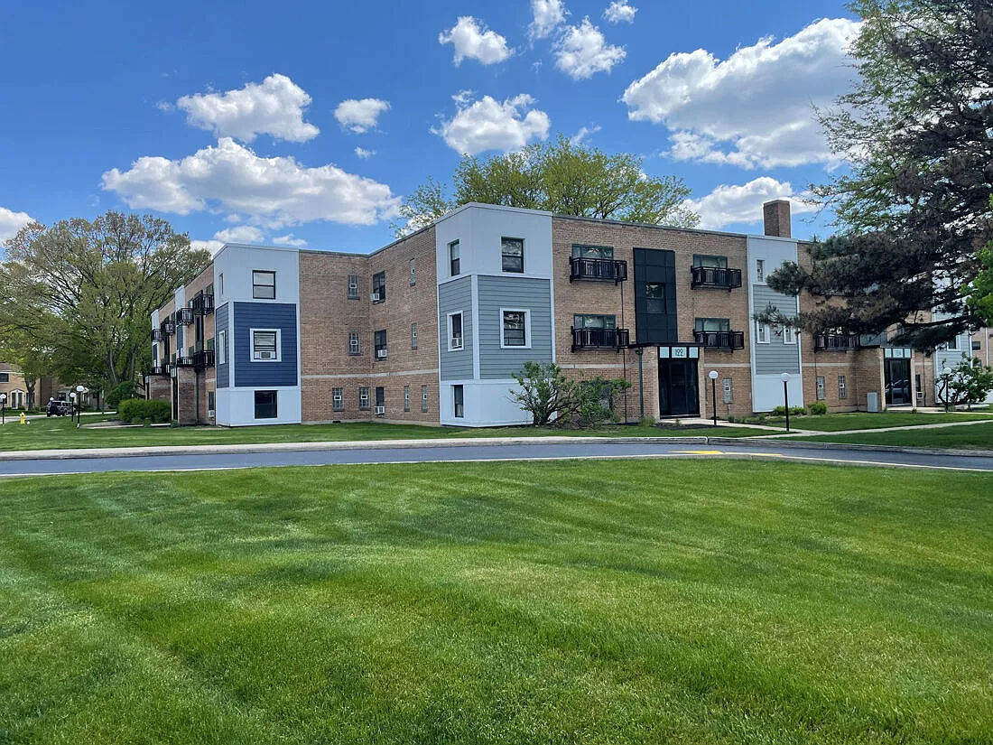 Elmhurst Terrace — Photo 3