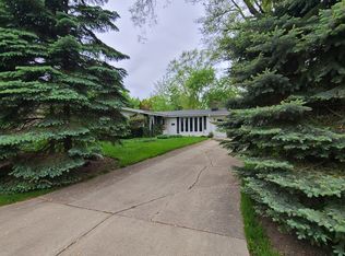 1040 Greentree Ave, Deerfield, IL