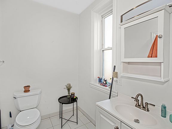 2nd image of 2130 W Berteau Ave #0B-1Ba-587Sqft