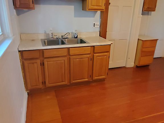 5th image of 186 Magnolia St Floor 3