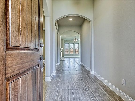 3rd image of 1109 Putman Dr