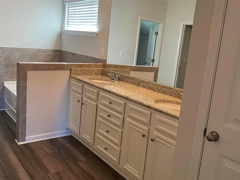 5650 Mirror Lake Dr — Photo 24