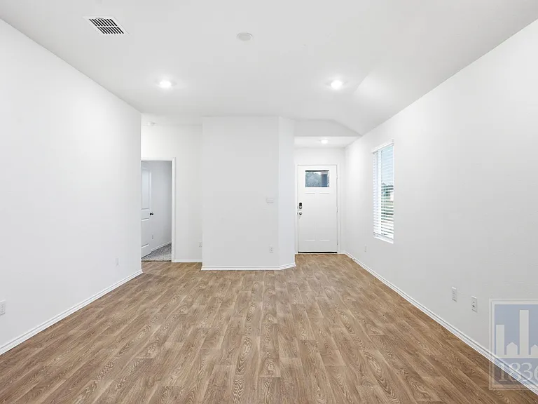 306 Constanza Trl — Photo 3