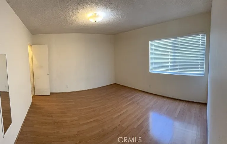 14218 Sylvan St — Photo 3