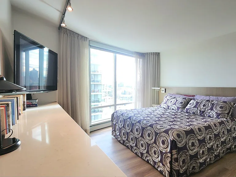 1383 Marinaside Cres — Photo 13