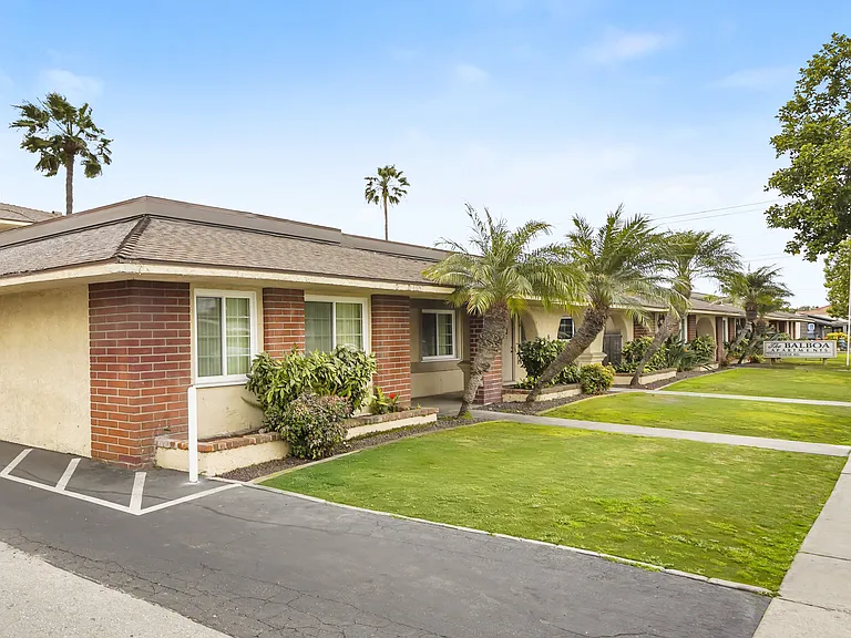 Balboa Apartments — Photo 16