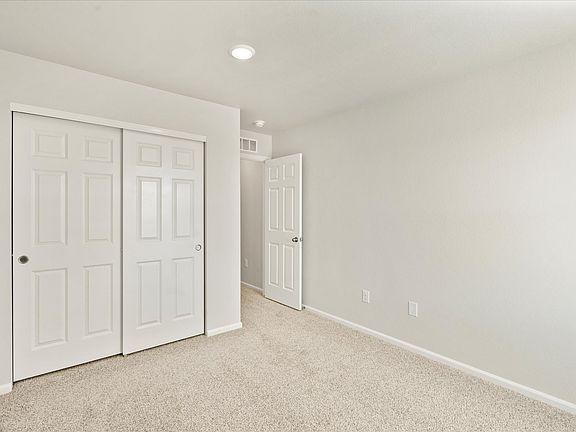 DEN_Paint-Brush-Hills_Chatfield_Bedroom_10462-Devoncove-Dr