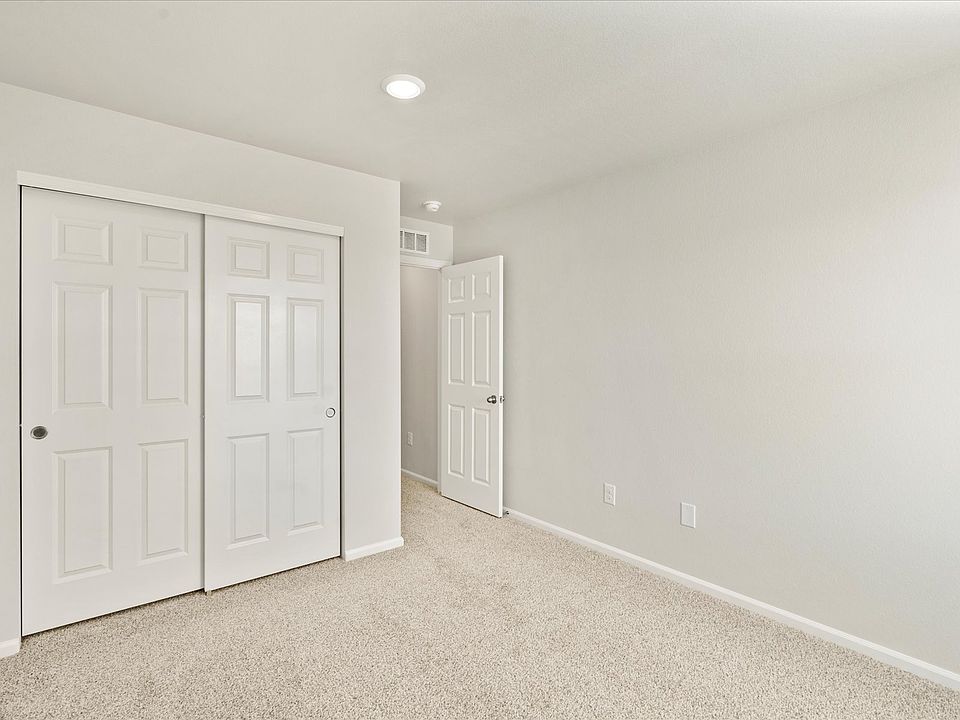 DEN_Paint-Brush-Hills_Chatfield_Bedroom_10462-Devoncove-Dr