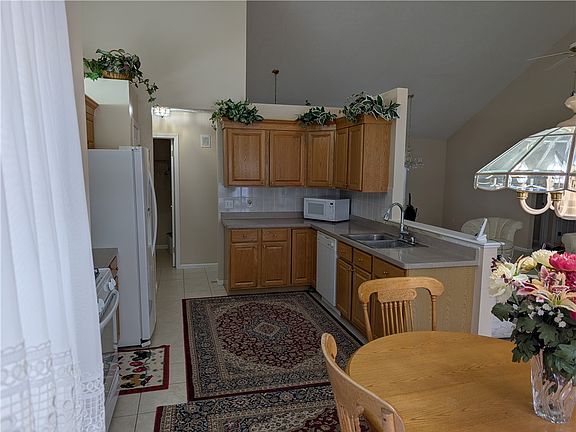 4th image of 55 Barclay Ct