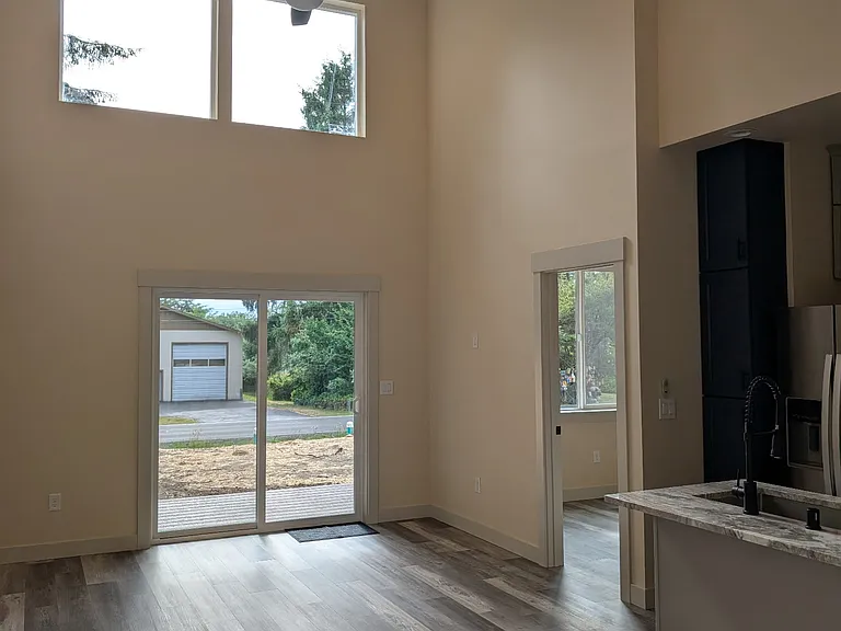563 Sunset Ave NE — Photo 2