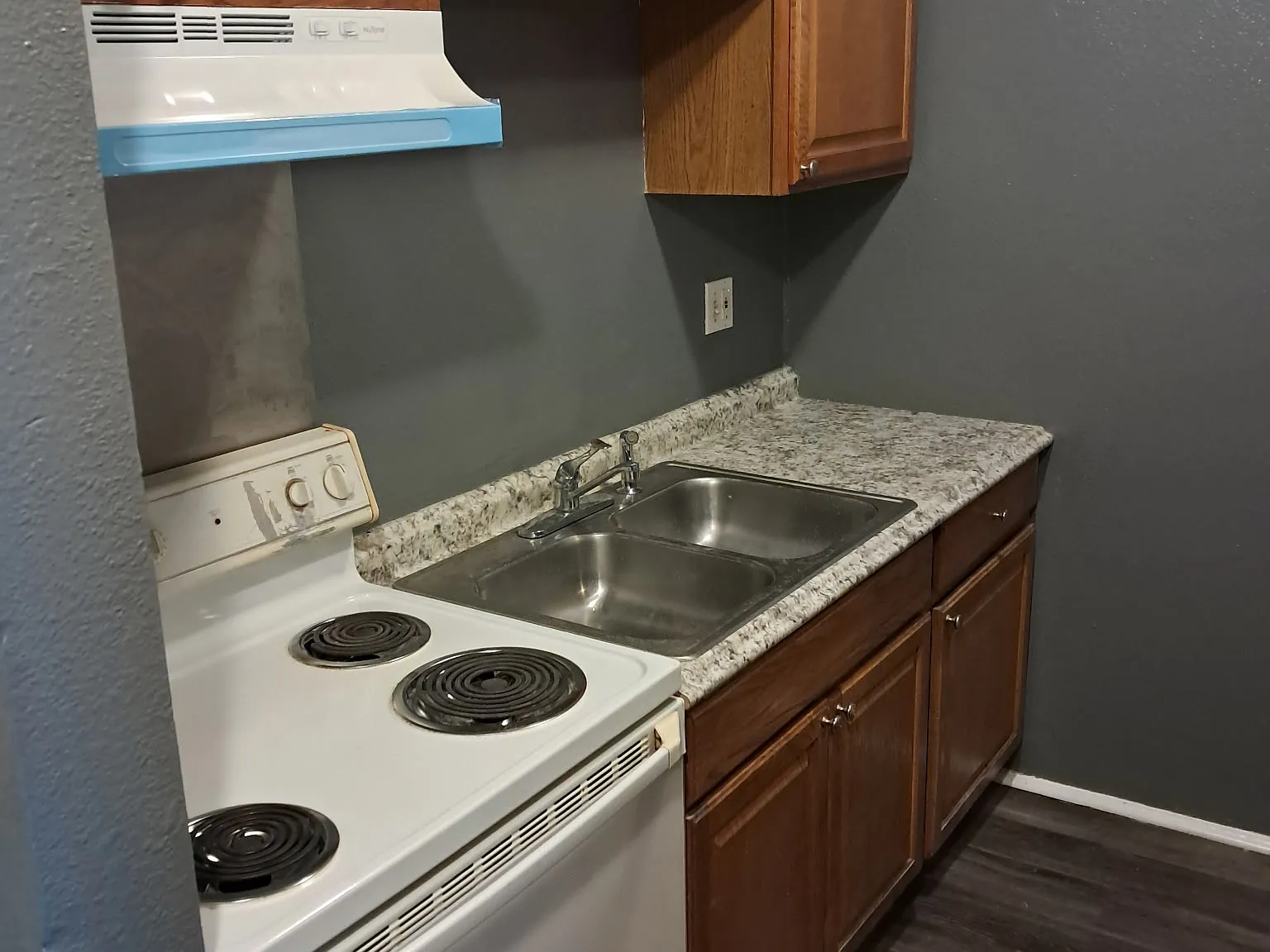 One Bedroom Unit In Denver at Abbotts Ford 2nd Flg — Photo 2